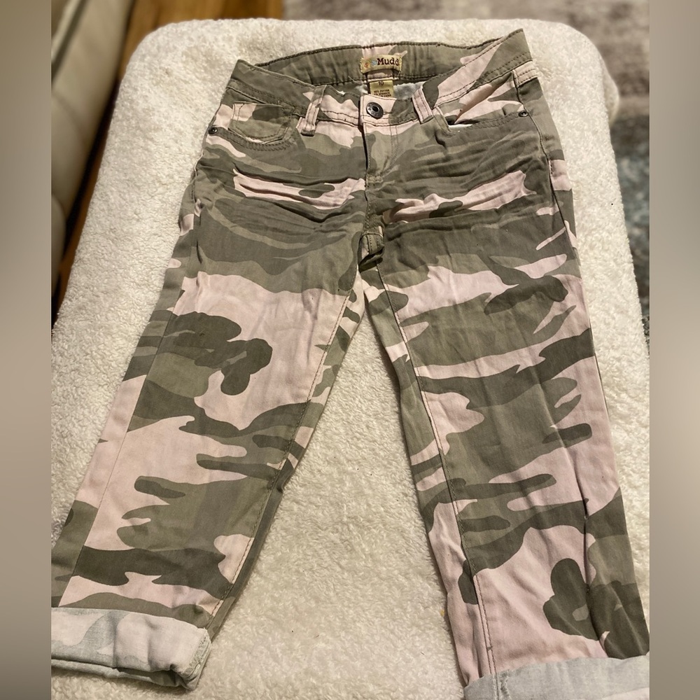 Girls size 10 Mudd capri camo pants.with adjustable waist.